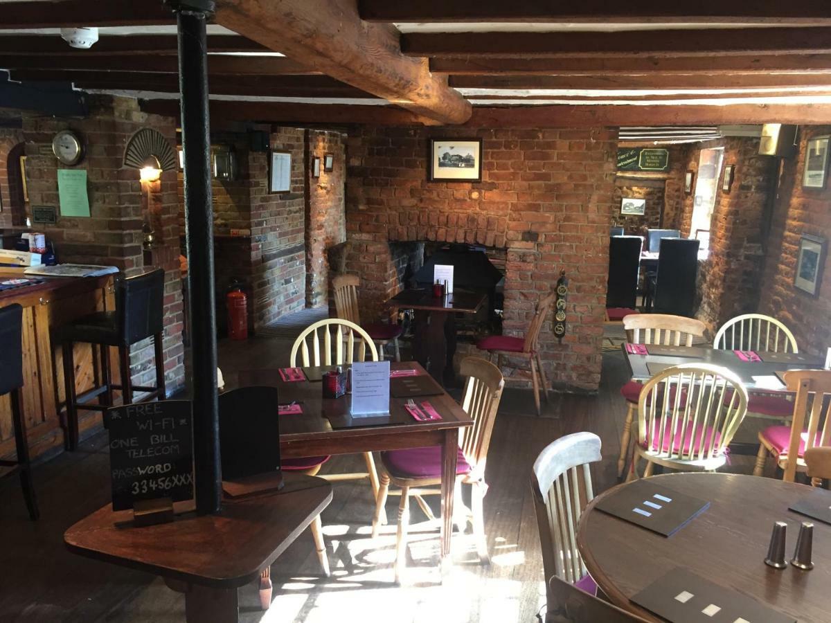 The St Crispin Inn Worth  外观 照片