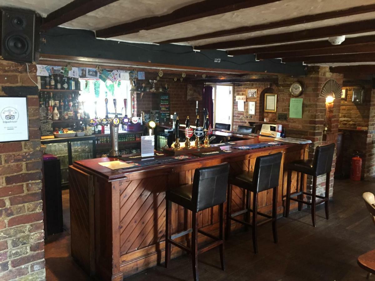 The St Crispin Inn Worth  外观 照片